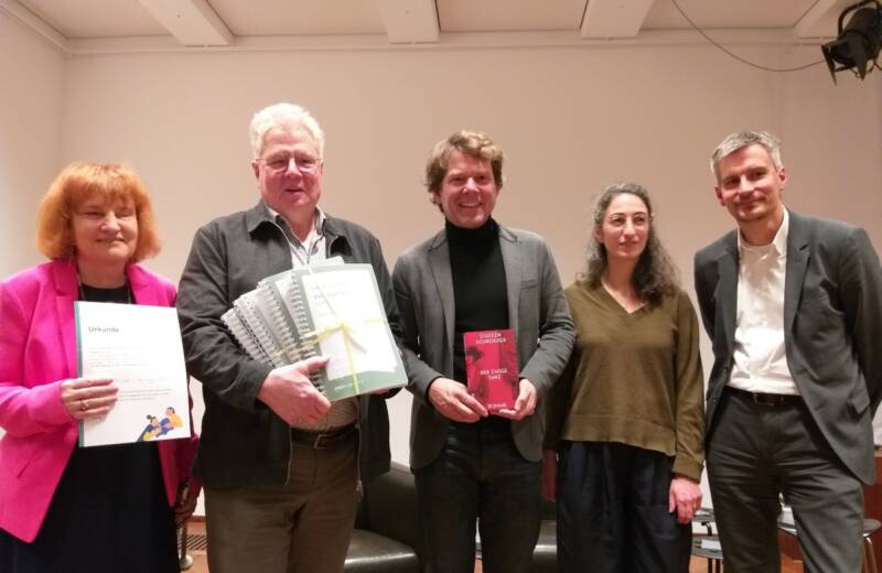 Gruppenfoto mit dem Autor und den Förderern der Braille-Ausgabe